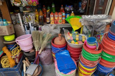 Renkli plastik kovalar, Hırdavatçı, Almora, Uttarakhand, Hindistan, Asya