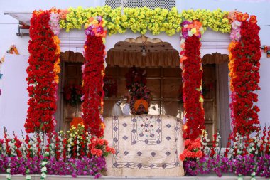 Sih din adamı, Anandpur Sahib Gurudwara, Punjab, Hindistan 'daki Hola Mohalla festivali sırasında çırpı çırpıyor. 