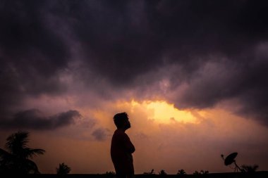 Muson bulutlarına bakan adam, Barasat, Kolkata, Batı Bengal, Hindistan, Asya 