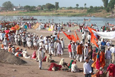 Varkari, Pandharpur kasabası, Solapur eyaleti Maharashtra, Hindistan 'da Ashadhi Ekadashi münasebetiyle Chandrabhaga nehrinin kıyısında bir araya geldi. 