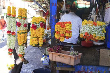 Çiçek satışı ve Mahalakshmi Tapınağı yakınlarındaki diğer dua öğeleri; Mahalakshmi; Bombay şimdi Mumbai; Maharashtra; Hindistan