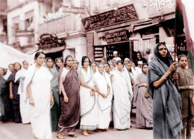 Kasturba Gandhi, 1930 'da Bombay, Hindistan, Asya' da polisin aşırılıklarına karşı gösteri düzenledi. 