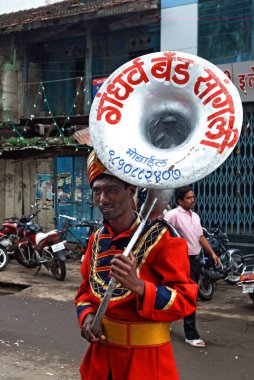 Sangli, Maharashtra 'da tuba enstrümanı taşıyan adam, 7 Eylül 2008 