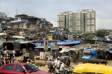 Zengin ve fakir kombinasyonu, Kandivali, Mumbai Bombay, Maharashtra, Hindistan 'daki gecekondu ve konut binası. 