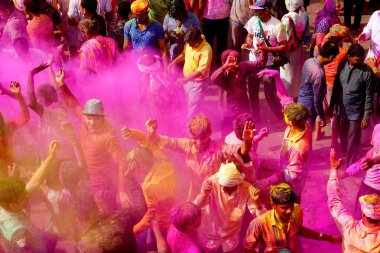 Erkekler dans ediyor, Holi festivali, Nandgaon, Vrindavan, Mathura, Uttar Pradesh, Hindistan, Asya 