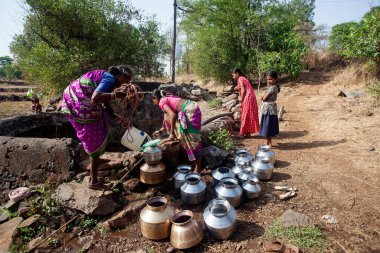 Shahapur, Mumbai, Maharashtra, Hindistan, Asya yakınlarındaki köyden su toplayan kadınlar  