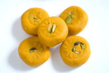 safran mawa pedha garnitür beyaz arka planda şam fıstığı