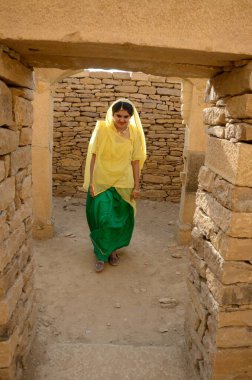Köydeki kadın, Kuldhara, Jaisalmer, Rajasthan, Hindistan, Asya 