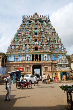 Thiruvanaikaval, Tiruchchirappalli, Tamil Nadu, Hindistan 'daki Jambukeshwara tapınağının batı kulesi. 