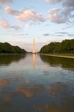 Washington DC 'deki alışveriş merkezinin üzerinde 555 feet yüksekliğinde bir Washington anıtı yükseliyor.