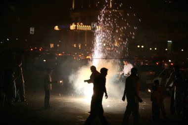 Diwali Deepawali Kutlamaları Bombay Mumbai, Maharashtra ve Hindistan 'daki deniz hatlarında ateş krakerleri patlatarak yapılıyor.