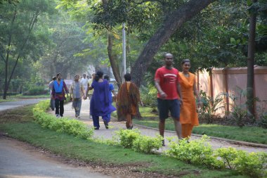 Koşu, sabah yürüyüşü, Bara Bangla bölgesinde yürüyüş pisti, Thane, Maharashtra, Hindistan  