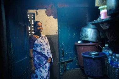 Kamathipura, Bombay Mumbai, Maharashtra, Hindistan 'daki Chawl' daki kadın.  