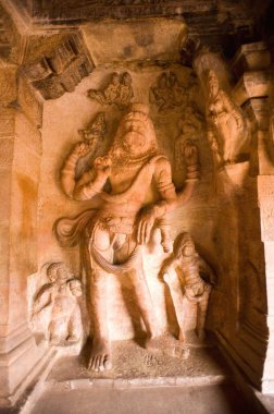 Badami mağarasında Narasimha avatarı, Bagalkot, Karnataka, Hindistan 