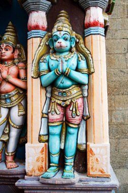 Tiruchirappalli, Tamil Nadu, Hindistan yakınlarındaki Srirangam 'daki Ranganathaswamy tapınağının duvarına zengin dekore edilmiş ve boyanmış sıva figürler. 