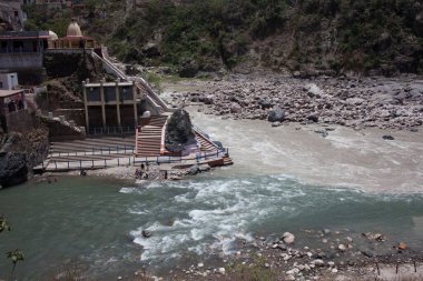 Uttarakhand Asya 'daki Mandakini ve Alaknanda nehirlerinin birleşimi 