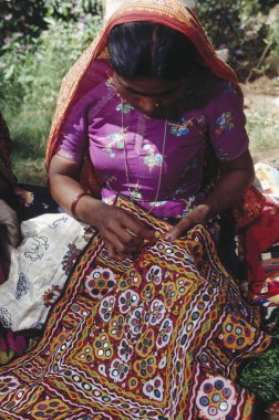 Karmaşık nakış yapan kadın, Gujarat, Hindistan