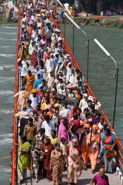 Ganga Nehri 'ni geçen fanatikler Haridwar Uttarakhand Hindistan Asya 