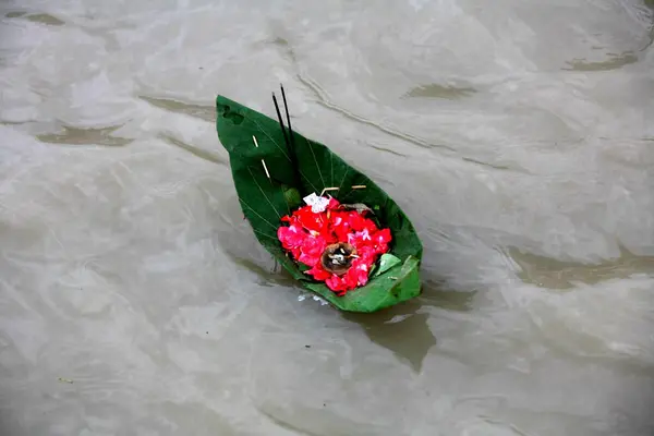 stock image Floating light diya with agarbattis and flowers in a bowl made from the leaves of banyan tree, Har Ki Pauri literally means Footsteps of the Lord is considered the most sacred Ghat of Haridwar on the banks of river Ganga, Uttaranchal, India 