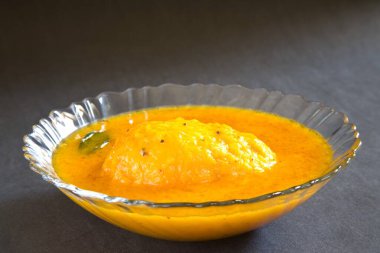 Siyah arka planda servis edilen mango körisi.