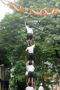 Dahi Handi Dadar Mumbai Maharashtra Hindistan Asya 'yı yıkmaya çalışan insan piramidi 