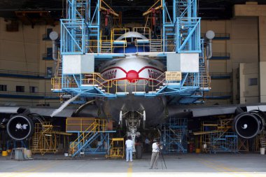 Boeing 747-400 Chhatrapati Shivaji Uluslararası Havalimanı veya Sahar Uluslararası Havalimanı, Bombay Mumbai, Maharashtra, Hindistan hangarında bakım ve onarım için park edilmiştir.  