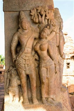 UNESCO Dünya Mirası Alanı; Virupaksha Tapınağı 'ndaki Siva & Parvathi heykelleri M.S. 740 yılında kraliçe Trilokya Mahadevi tarafından Pattadakal; Karnataka; Hindistan