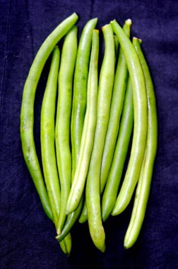 Siyah arkaplanda yeşil fasulye kabukları