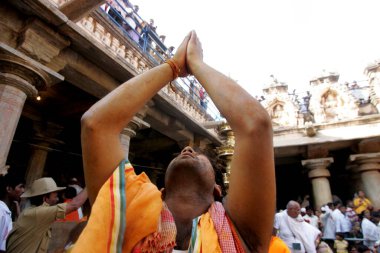 Mahamasthakabhisheka Jain festivali sırasında her 12 yılda bir Bhagwan Gomateshwara Bahubali 'nin kutsanmasını isteyenler, Shravanabelagola, Hassan bölgesi, Karnataka eyaleti, Hindistan 