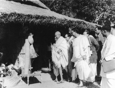 Mahatma Gandhi Mart 1940 'ta Ramgarh Kongresi' nde bir sergiyi ziyaret etti.