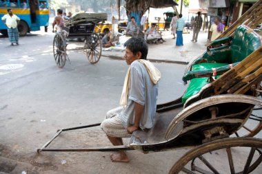 El işçiliği yapan el arabası, Park Caddesi, Kalküta 'da oturuyor. Şimdi Kolkata, Batı Bengal, Hindistan. 