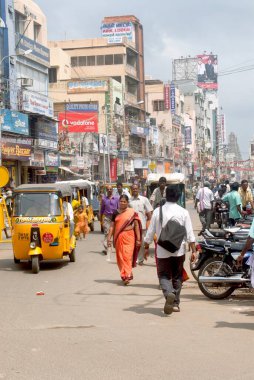 Kalabalık cadde, Netaji Yolu, Madurai, Tamil Nadu, Hindistan 