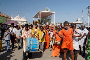 Theertha Kavadi, Agni Nakshatram, Kodumudi 'de yılın en sıcak 14 günlük bir dönemidir. Codumudi tutkunları, Tanrısal, görkemli bir tören turu olan Giri Vidhi, Tamil Nadu, Hindistan' ın başkenti Palani 'ye kavadis' de Cauvery Nehri 'nde su toplarlar. 