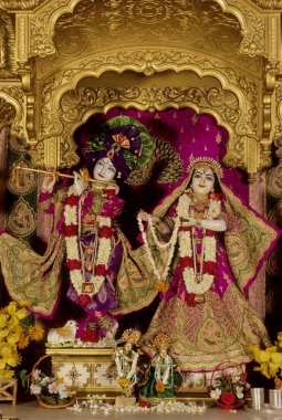 Radha Krishan Heykelleri tapınakta 