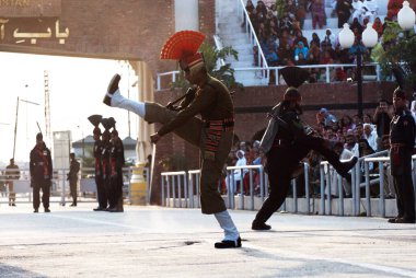 Hindistan Sınır Güvenlik Kuvvetleri askeri ve Pakistan komandoları Hindistan-Pakistan sınırında bayrak indirme töreni; Wagah sınırı; Attari; Punjab; Hindistan