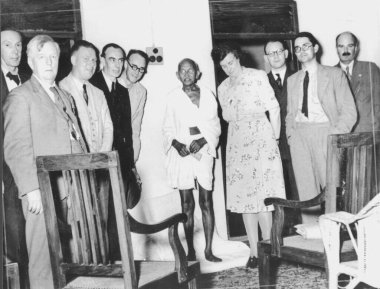 Bir İngiliz parlamenter heyeti Mahatma Gandhi ile Chennai, Tamil Nadu, Hindistan, Ocak 1946 'da bir araya geldi.