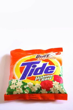 Beyaz arkaplanda Deterjan tozu gel-git paketi