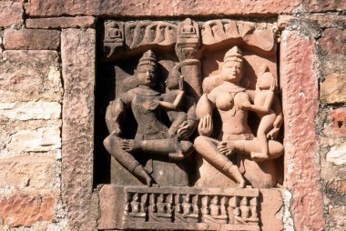 Tanrı 'nın heykelleri Shiva ve Parvati, deogarh, madhya pradesh, Hindistan 