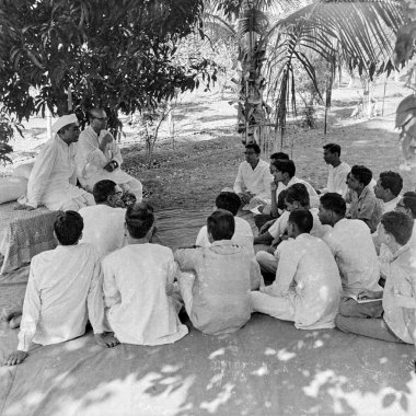 1900 'lerin klasik Hint köyü panchayat erkeklerinin 1940' larda Hindistan 'la buluşmasının siyah beyaz fotoğrafı.