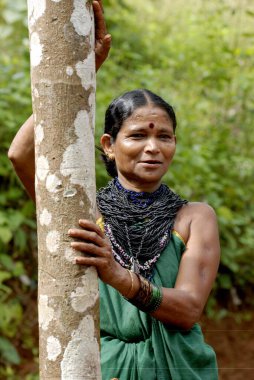 Kuzey Kanara, Karnataka, Hindistan 'daki Mankon köyündeki yaşlı kabile kadınları.  