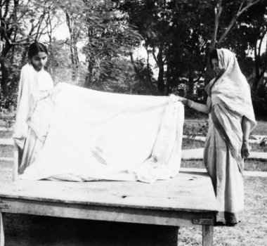 Abha Gandhi ve Manu Gandhi, Mahatma Gandhi 'nin 1948' deki suikastında giydiği kanlı elbiseyi tutuyorlar, Manu Gandhi, Abha Gandhi, Hindistan   