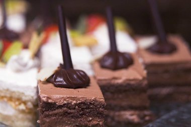 Atıştırmalıklar, bir parça siyah beyaz çikolatalı gateau, tatlı tatlı pasta pastaları.