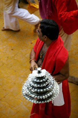 Efendimiz Khandoba 'nın tapınak kompleksi, Pune, Maharashtra, Hindistan' daki aarti 'sinden önce Jejuri tapınağının rahibi. 