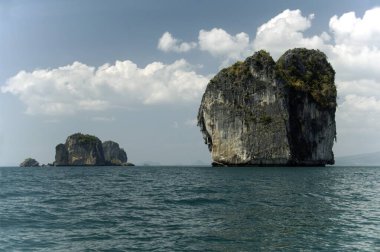 Zümrüt Su ile Kaya oluşumları Nang Krabi Eyaleti, Tayland, Güneydoğu Asya 