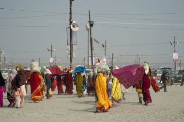 Kumbh Mela Festivali 'nde Sari Kuruyan Kadınlar uttar pradesh Hindistan' da