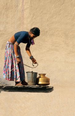 Köylü kız Hindistan, Rajasthan 'dan su alıyor 
