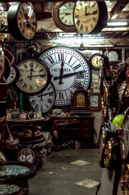 Satılık eski saatler, Chor Bazaar, Mumbai, Maharashtra, Hindistan, Asya 