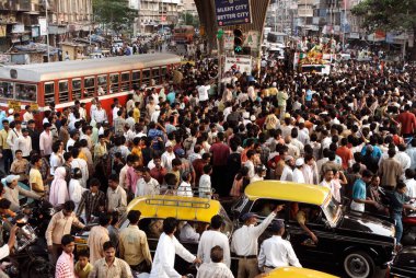 Büyük bir kalabalık aktör Salman Khan 'ı JJ üstgeçidinde, Nagpada Bombay Mumbai, Maharashtra, Hindistan' da topladı.  