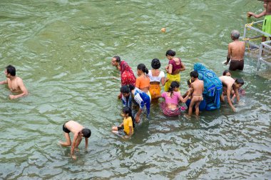 Nehirde yıkanan fanatikler, Nasik, maharashtra, Hindistan, Asya  
