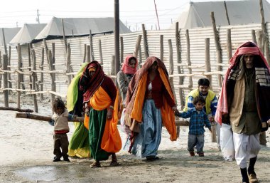 Seyyahlar, dindarlar, Ardh Kumbh Mela, Hindistan 'da kutsal bir dalış yapmak için Ganj ve Yamuna' nın birleştiği yere gelirler.